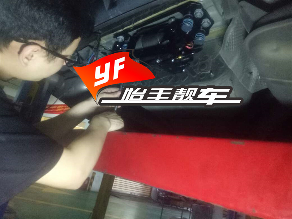 宝马GT535更换打气泵和尾门电动撑杆