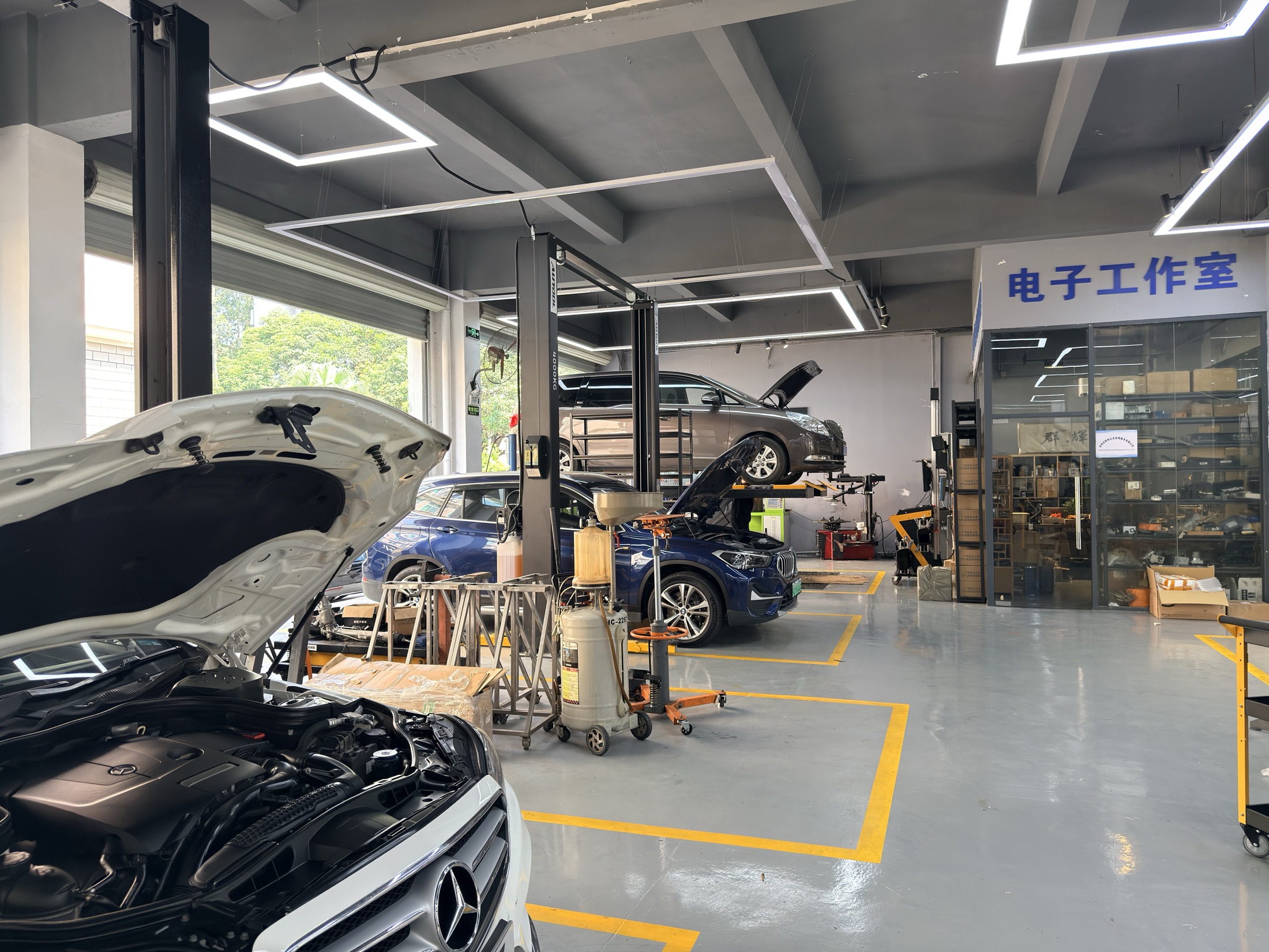 群辉宜养车真实车间:维修工位与电子工作室
