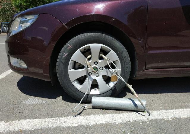 国外车主停车为何要将车轮打歪？不只是常识，也是法规要求