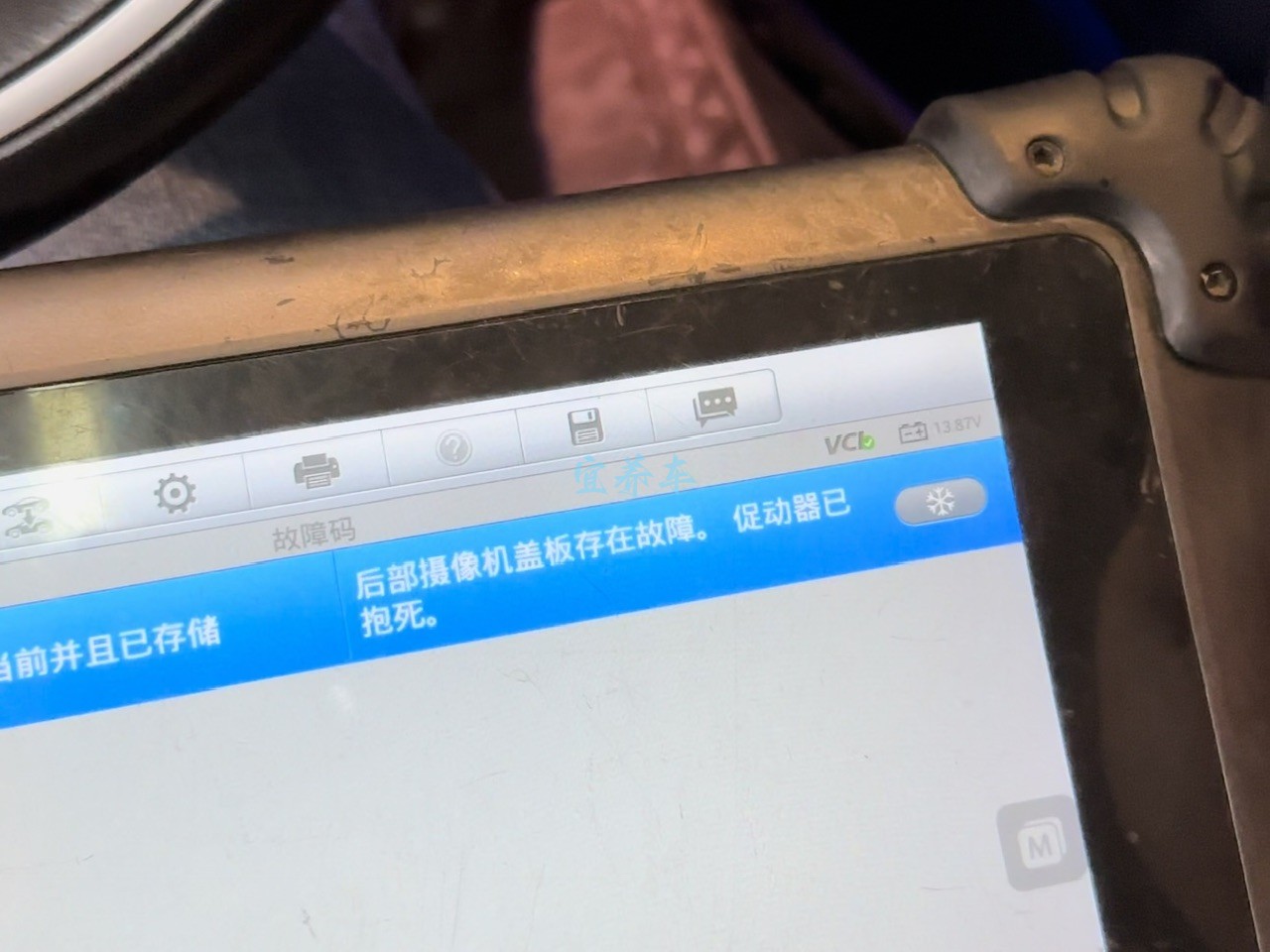 奔驰倒车影像挂倒档3秒后退出,后摄像头盖板维修。