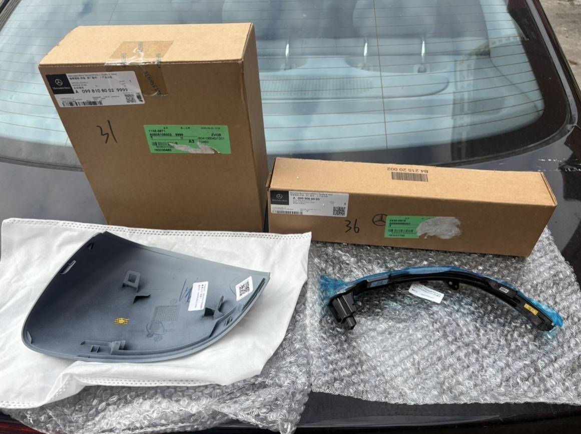 奔驰C260后视镜盖及转向灯损坏同步更换