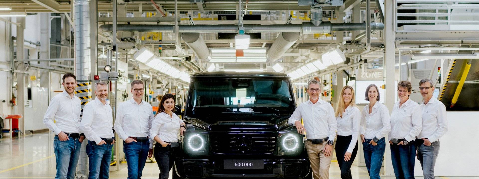 黑色第六十万辆奔驰 G 级纯电 G 580 与格拉茨工厂工作人员合影