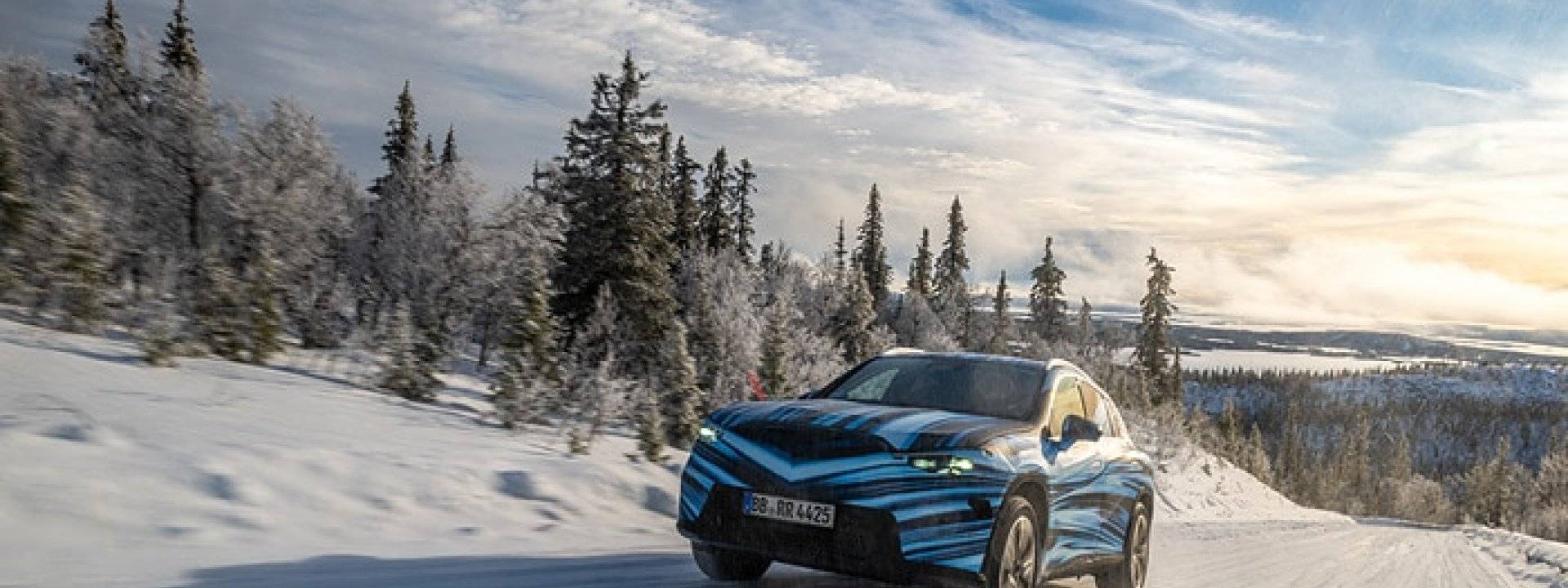 覆盖蓝黑伪装的奔驰纯电 GLC 原型车在瑞典雪地行驶