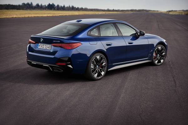 蓝色宝马M440i xDrive Gran Coupé后侧面,展示低矮车顶与尾门轮廓