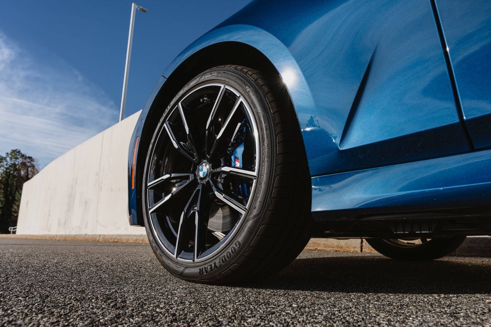 蓝色美国版宝马M340i xDrive 50周年版的前轮细节