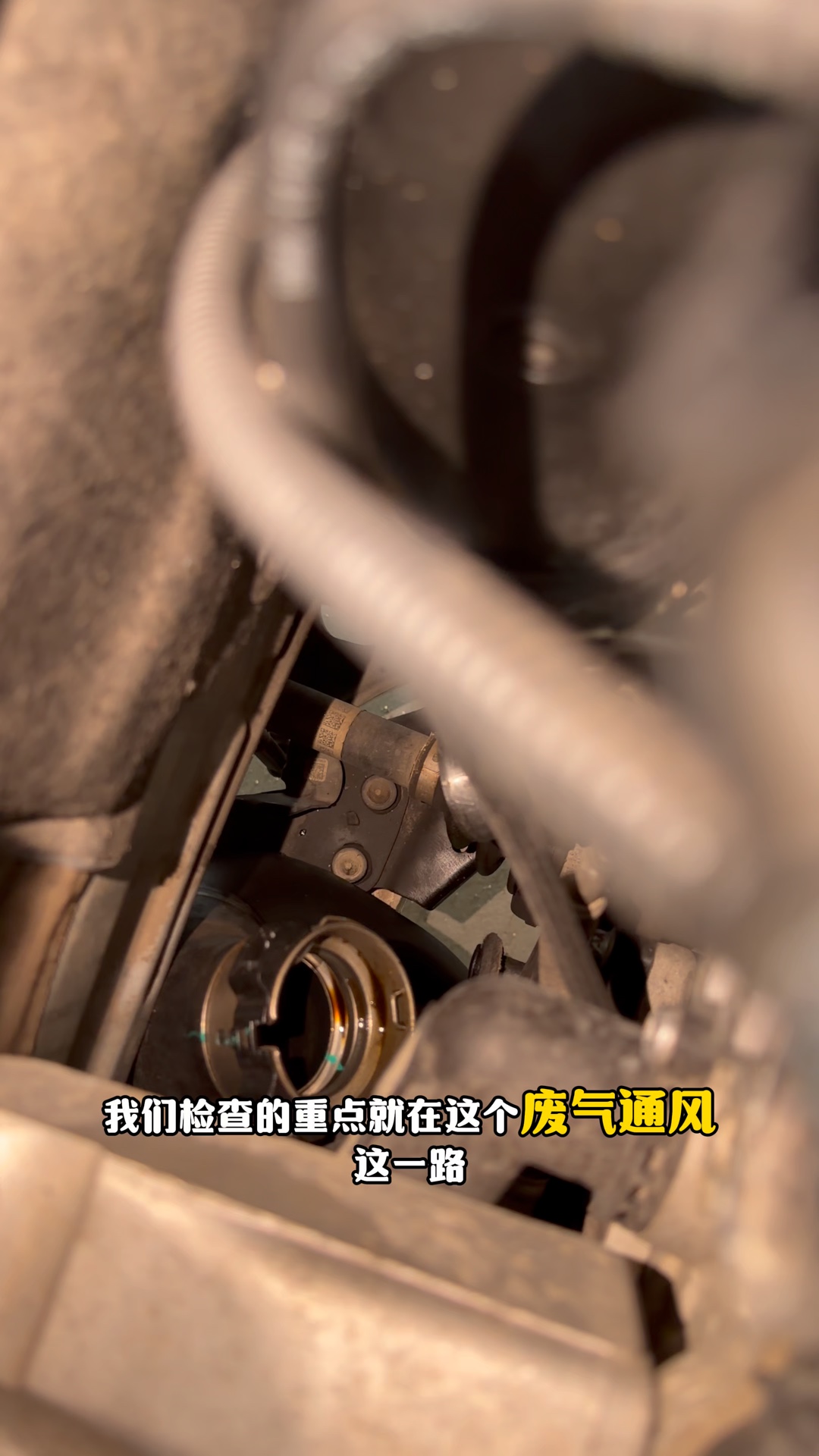 宝马X2盖垫没漏油,为什么还换气门室盖?气门油封与机脚胶整备案例-图片1
