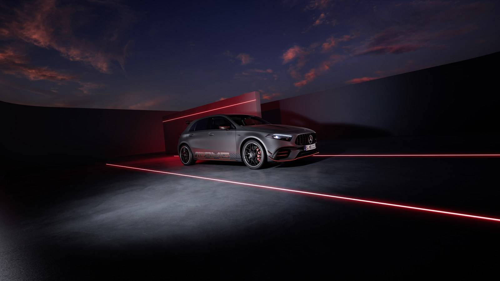 灰色奔驰AMG A 45 S五门两厢车侧前方官方展示