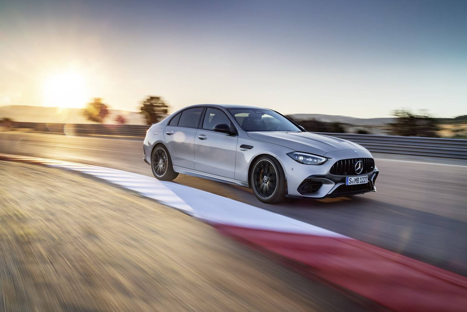 银色奔驰AMG C 63 S E PERFORMANCE轿车在赛道上动态行驶