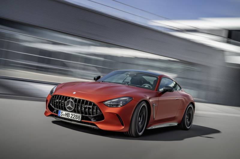 铜橙色奔驰AMG GT 63 S E PERFORMANCE双门轿跑公路动态