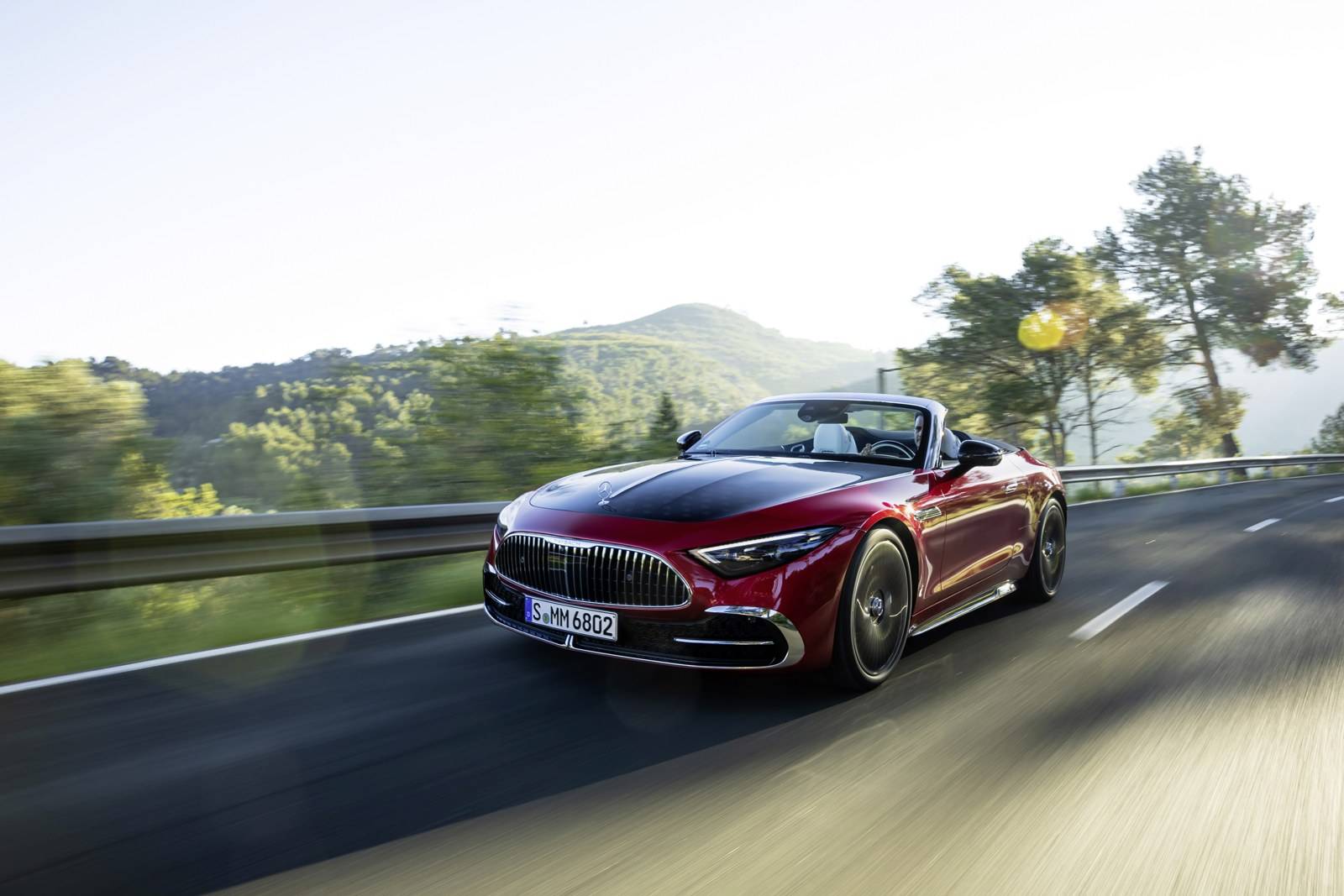 红黑双色迈巴赫 SL 680 开篷行驶于伊比萨公路